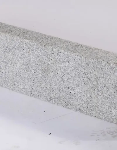 Granit Hellgrau Bordstein – Produkt von Natursteine Dayan