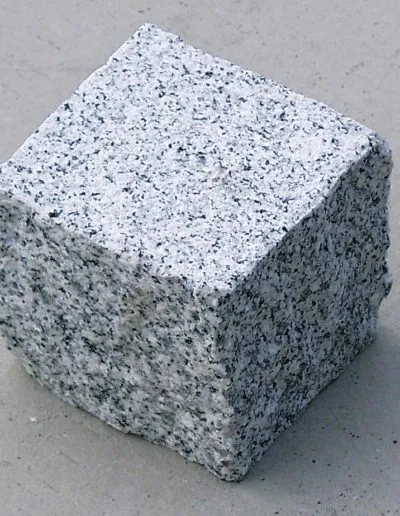 Granit Pflaster hellgrau gestockter Oberfläche – Produkt von Natursteine Dayan