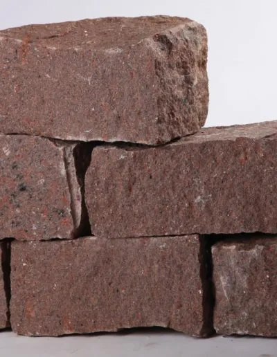 Granit rot/schwarz geadert, spaltrau – Produkt von Natursteine Dayan